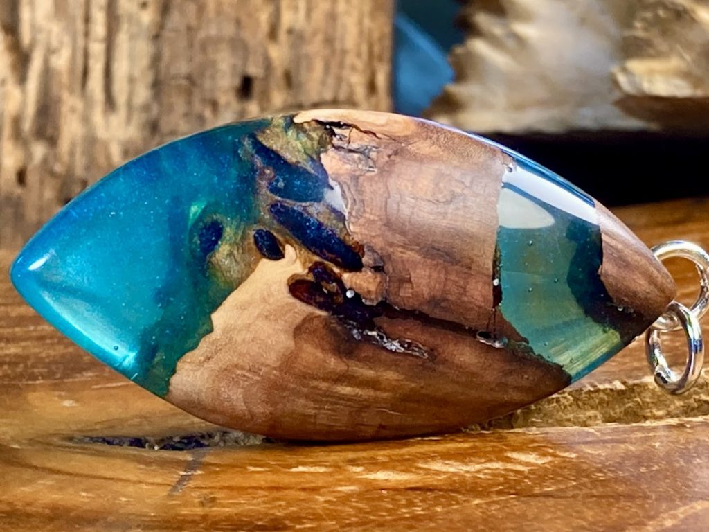 Australischer Eukalyptusholz zu edllem Anhänger verarbeitet.