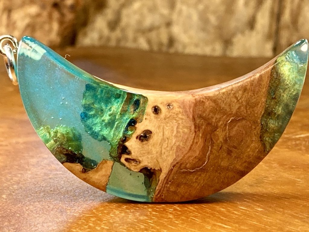 Australischer Eukalyptusholz zu edllem Anhänger verarbeitet.