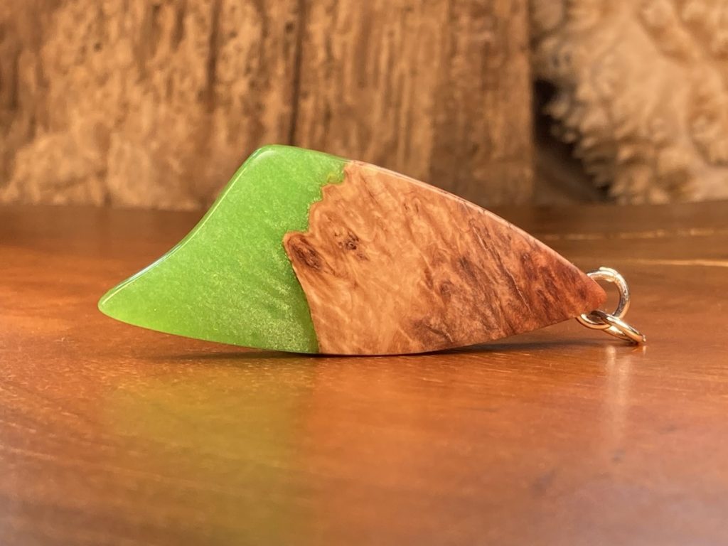 Anhänger aus australischem Eukalyptusholz in Grün