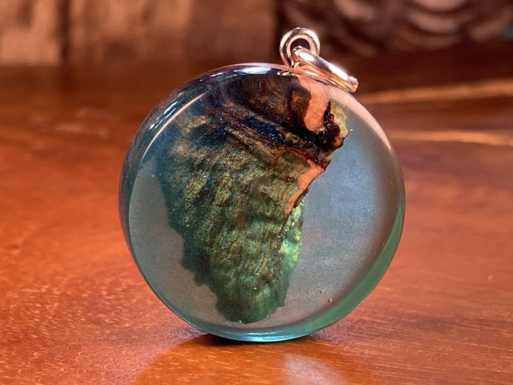 Anhänger aus australischem Eukalyptusholz transparent