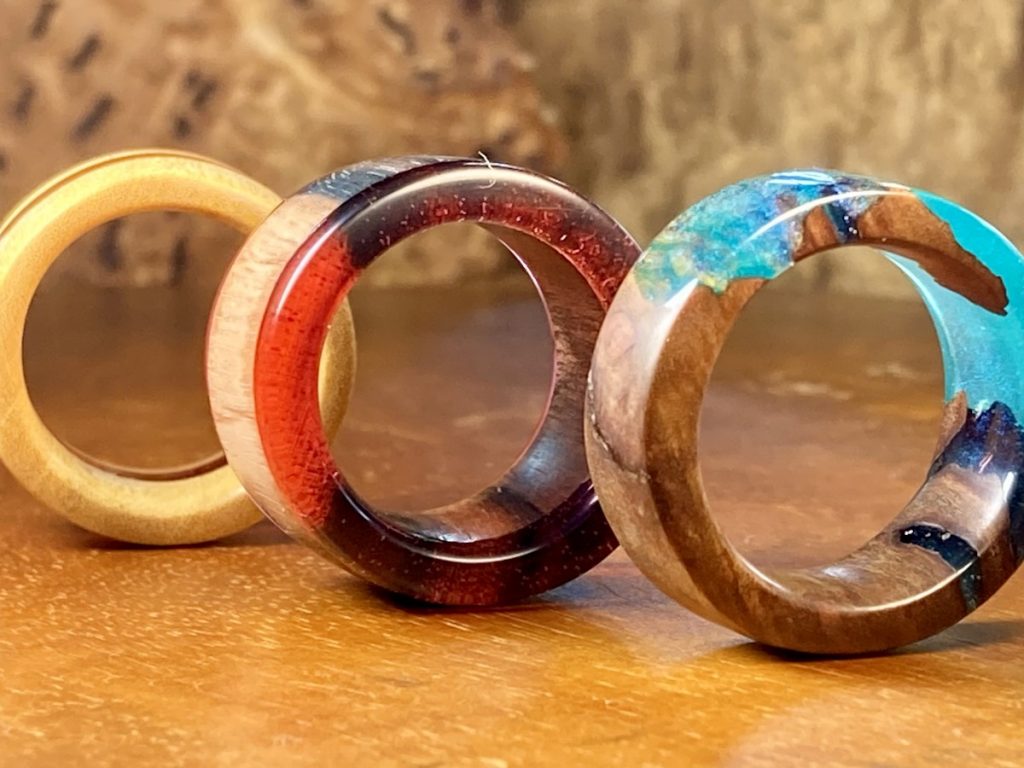 Edle Holzarten zu einzigartigen Ringen verarbeitet