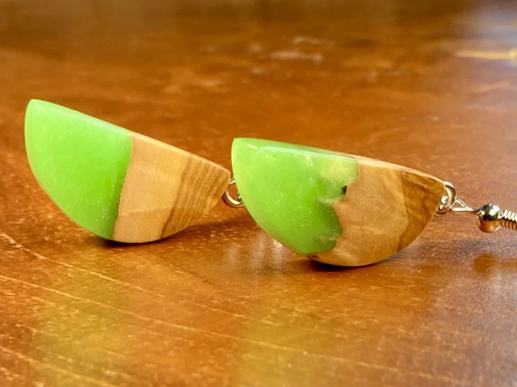 Australischer Eukalyptusholz zu edlen Ohringen verarbeitet.