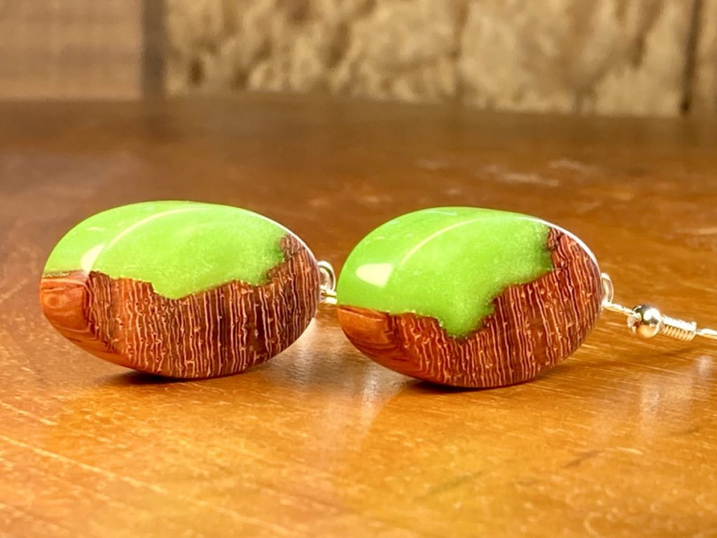 Ovalförmige Ohrringe aus Akazienholz